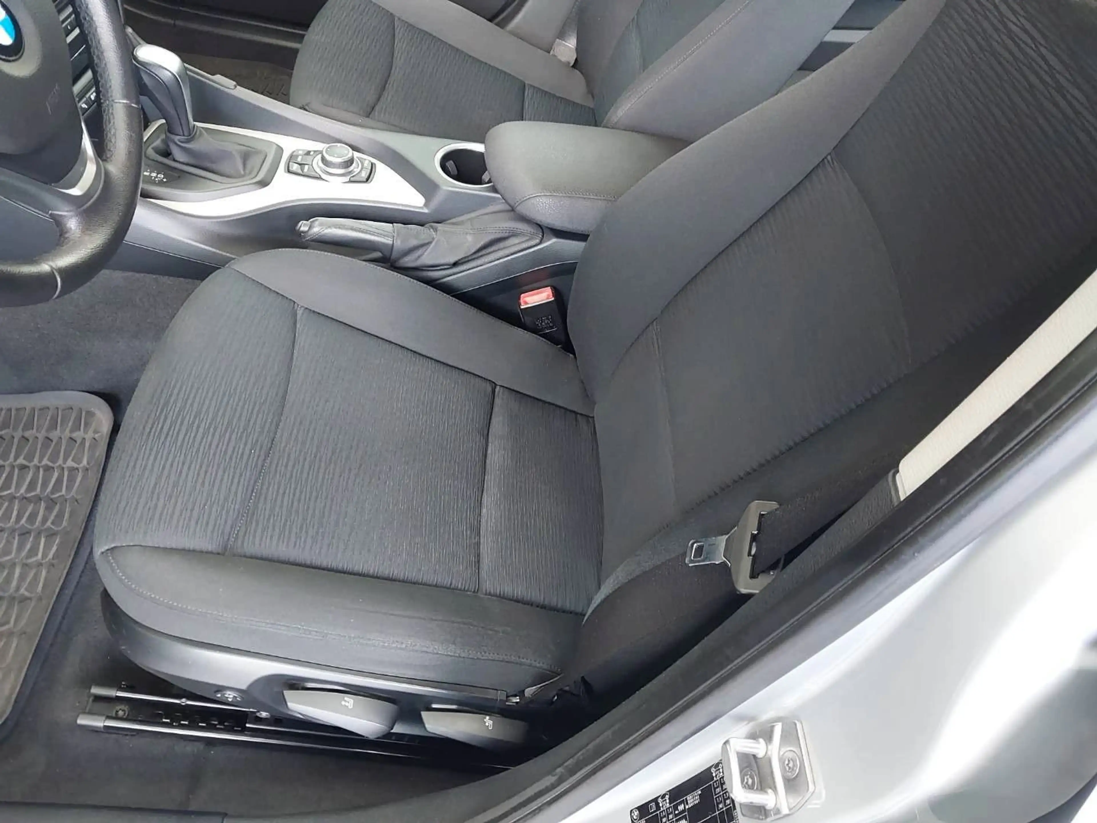 BMW X1 sDrive 18 i **1.HAND/NAVI/SHZ** — photo 17