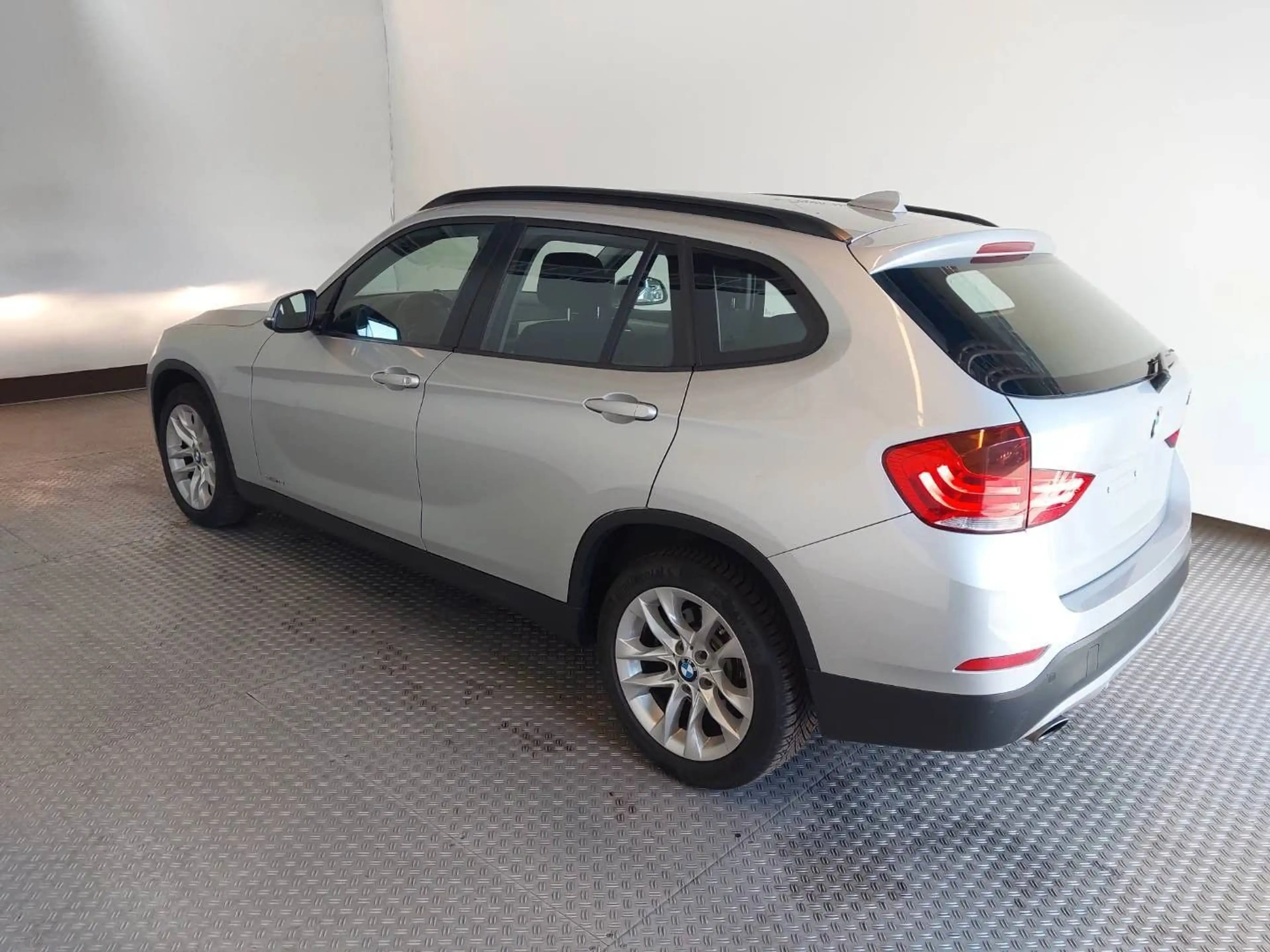 BMW X1 sDrive 18 i **1.HAND/NAVI/SHZ** — photo 4