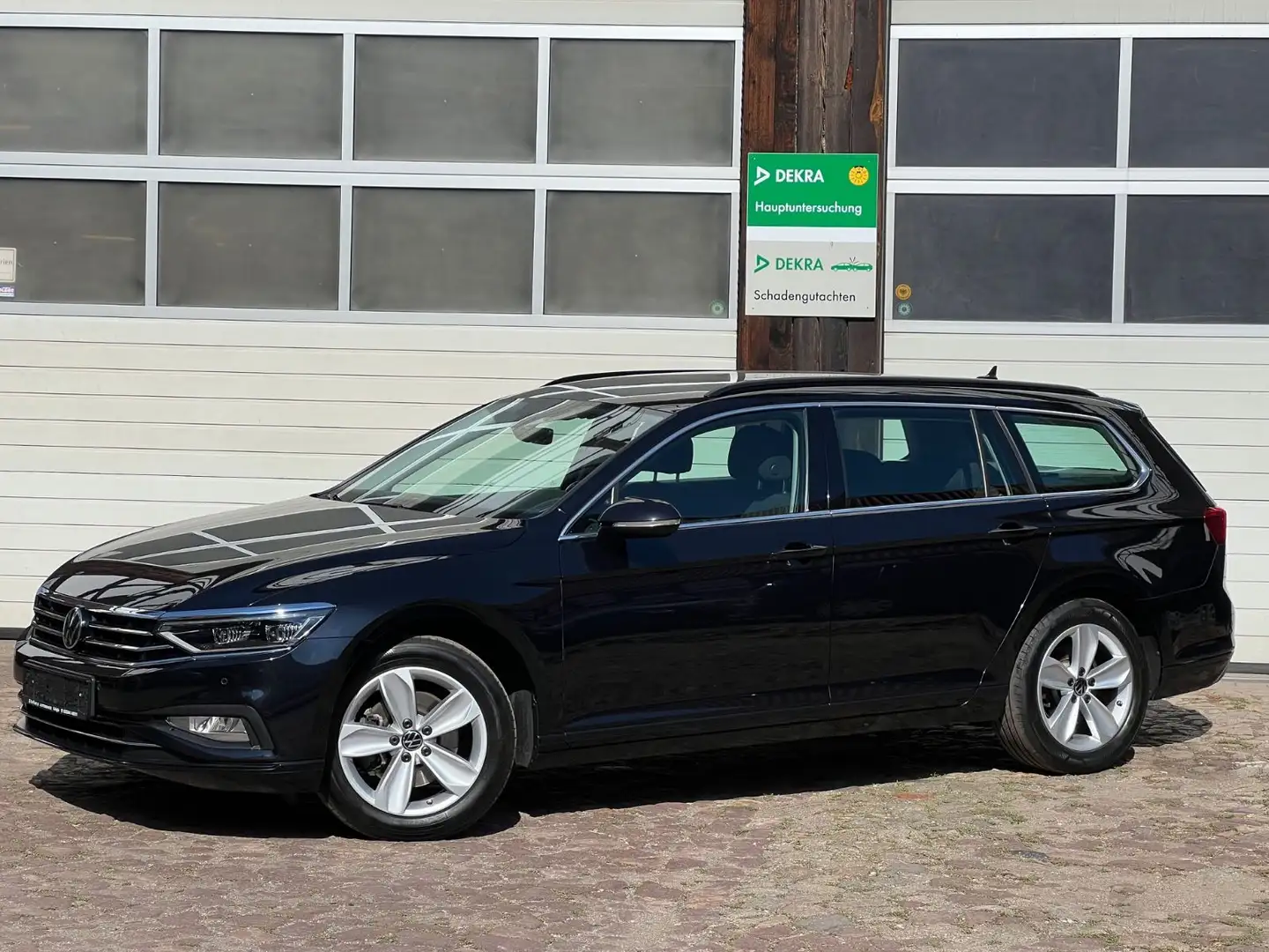 Volkswagen Passat Variant Business Matrix-LED AHK Schwarz - 2
