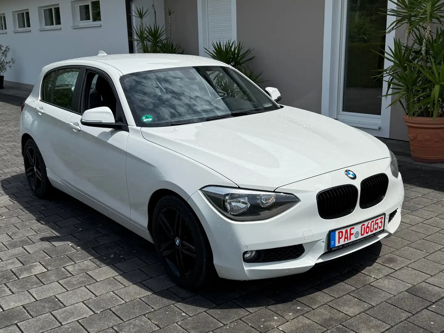 BMW 116 116i Aut. Navi, Tempomat, MFL, PDC, 8x Alu Weiß - 1