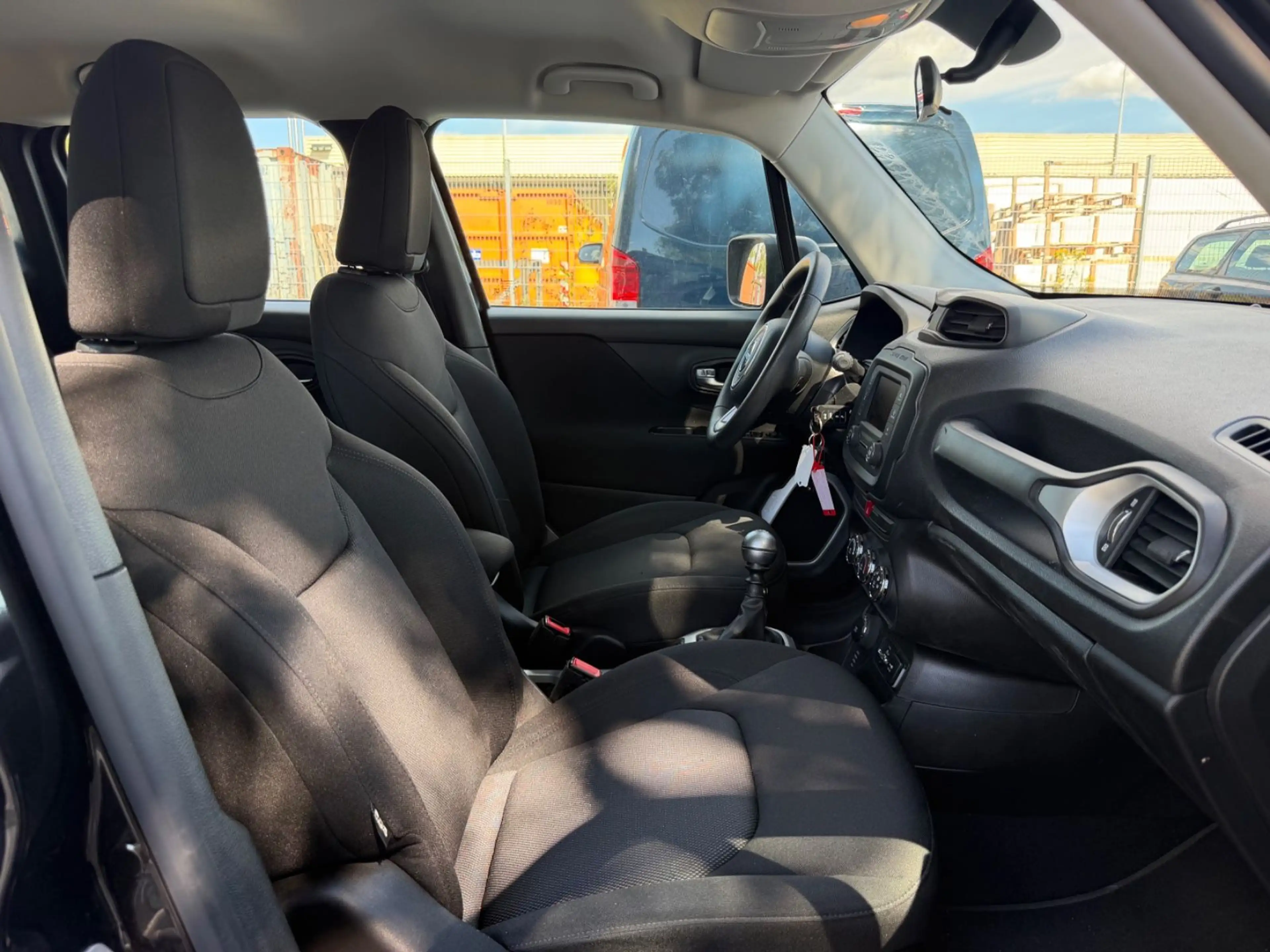 Jeep Renegade Sport FWD — photo 11