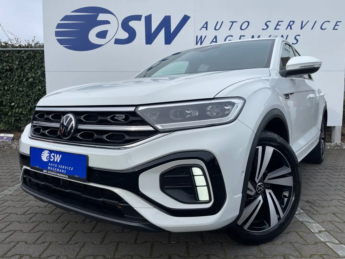 Volkswagen T-Roc 1.5 TSI R-Line | CarPlay | Camera | ACC | IQ Light Wit - 2