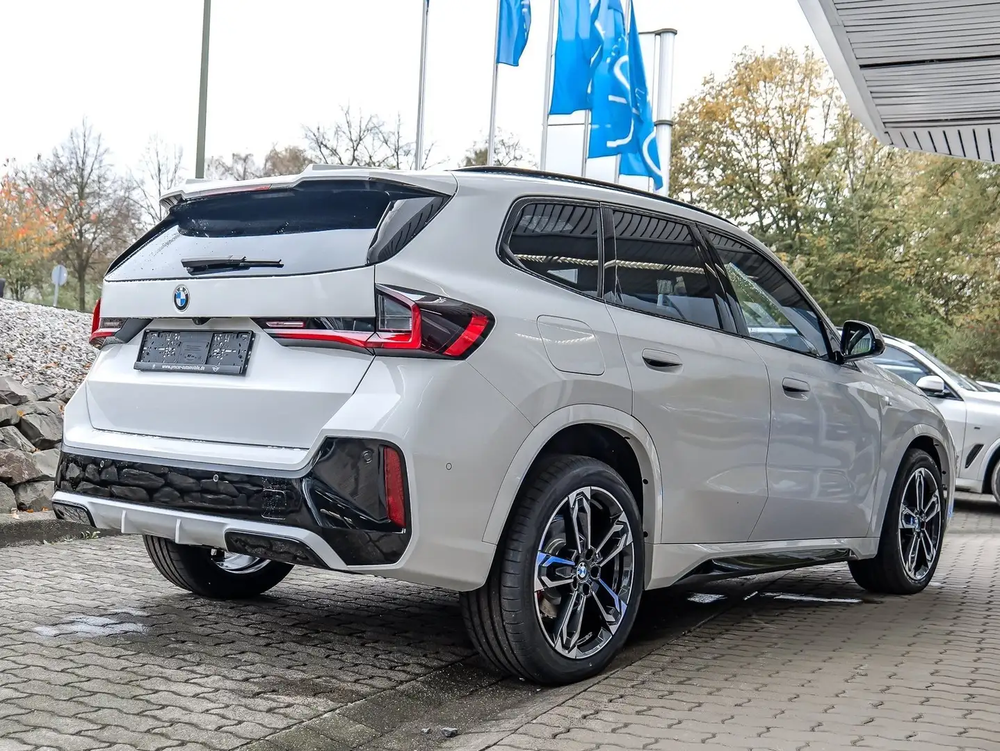 BMW X1 sDrive18i MSport PANO HuD AHK H/K DA Prof PA+ Blanc - 2