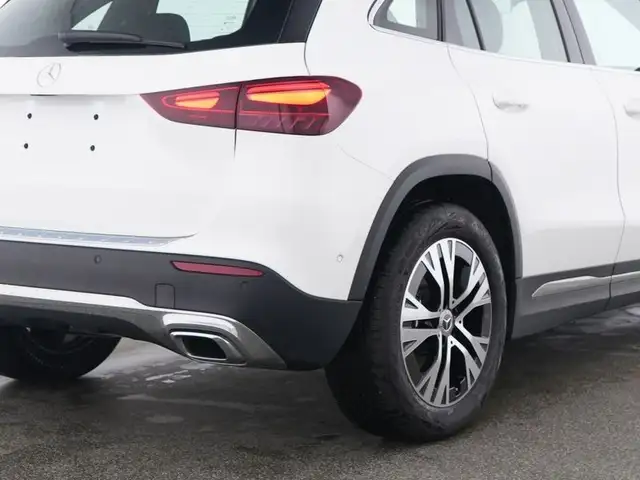 Mercedes-Benz GLA view 4