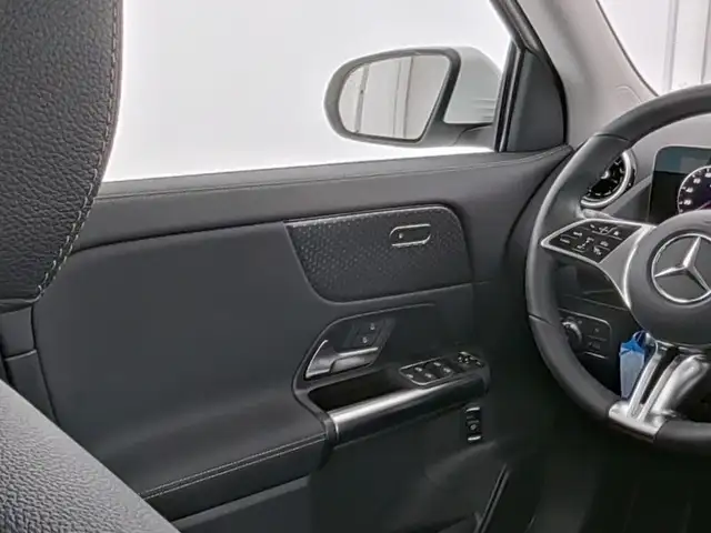 Mercedes-Benz GLA view 8