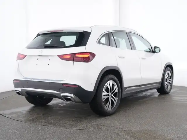 Mercedes-Benz GLA view 3