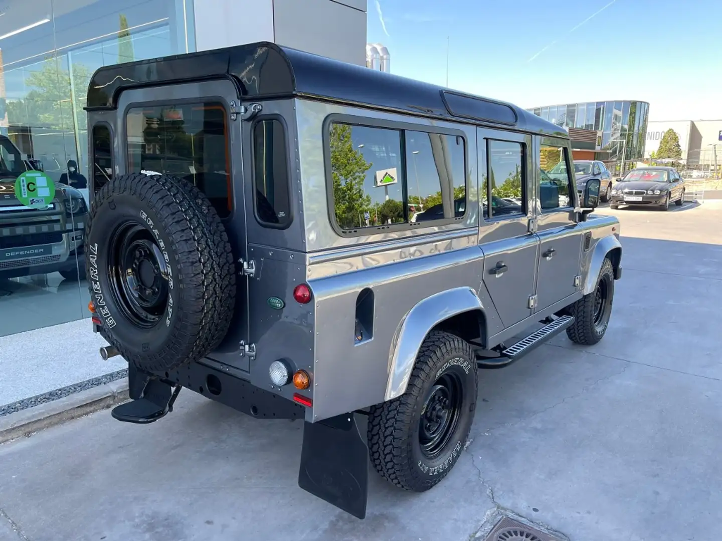 Land Rover Defender 110 SW E Grau - 2