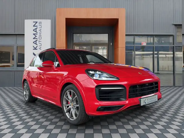 Porsche Cayenne GTS view 3