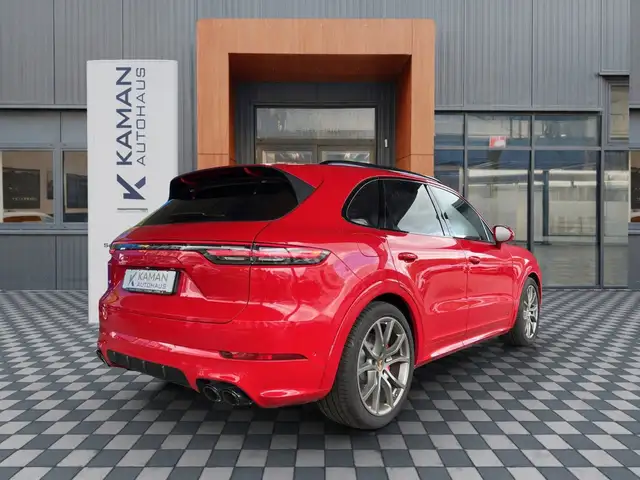 Porsche Cayenne view 25