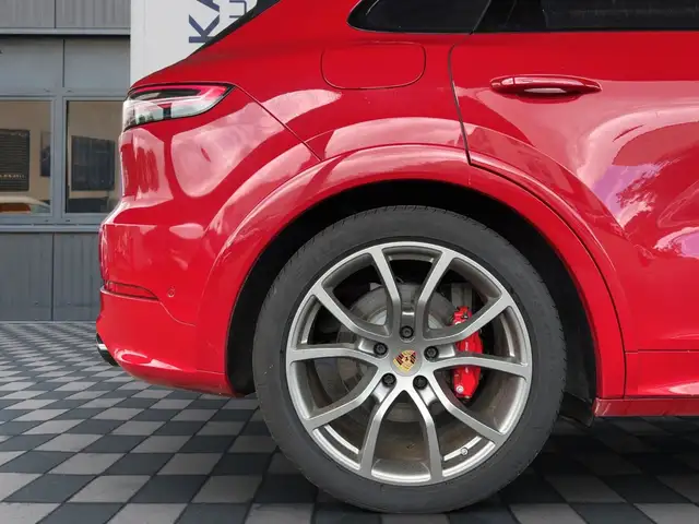 Porsche Cayenne view 30