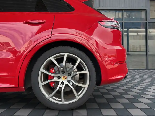 Porsche Cayenne view 29