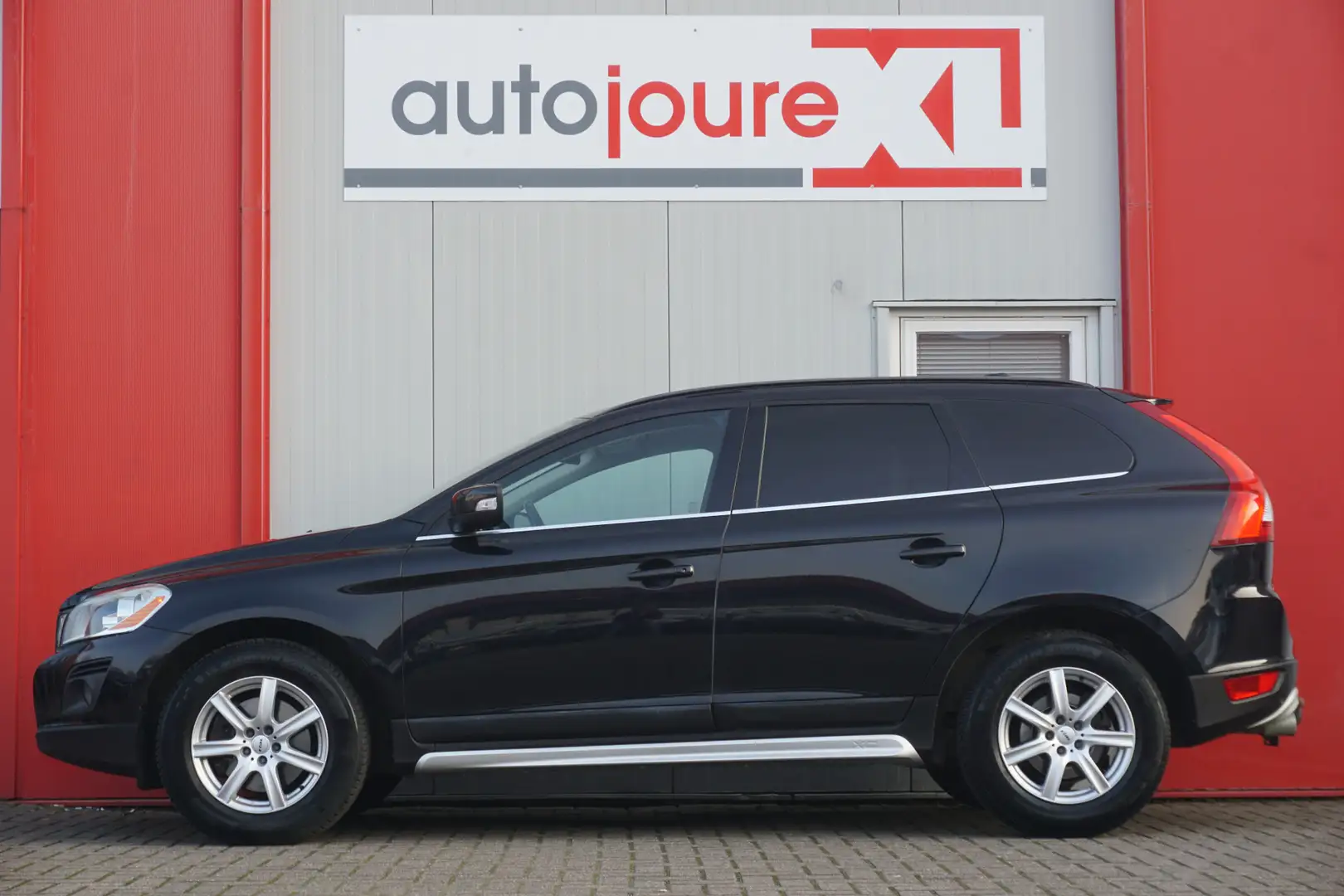 Volvo XC60 2.4D AWD Summum | 5-Cilinder | Leder | Trekhaak | Noir - 2