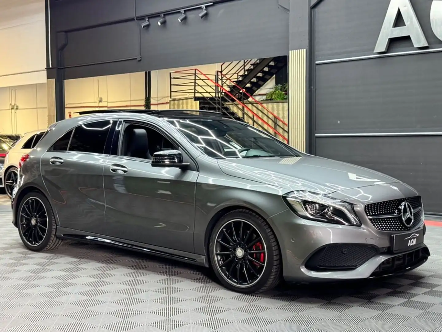 Mercedes-Benz A 220 d AMG Line Gris - 2