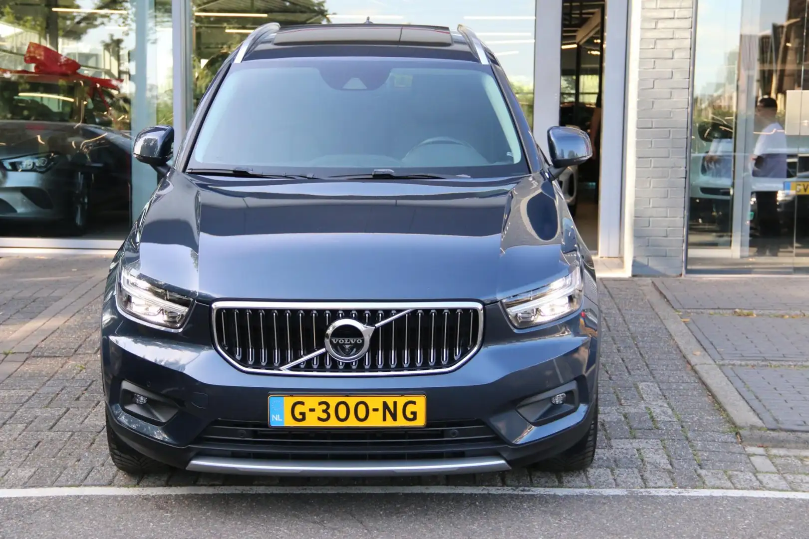 Volvo XC40 2.0 T4 Inscription PANO-DAK NL-AUTO NAP! Blauw - 2
