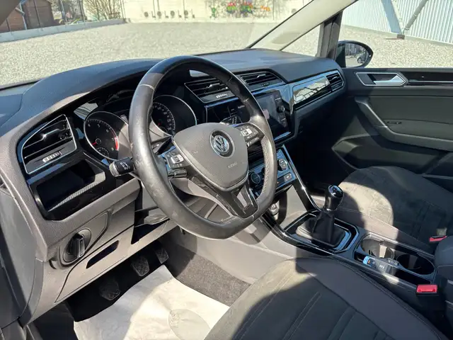 Volkswagen Touran view 9