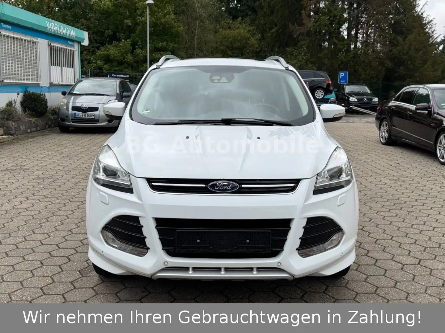 Ford Kuga Individual 4x4 *Automatik*Panorama*Kamera* Weiß - 2