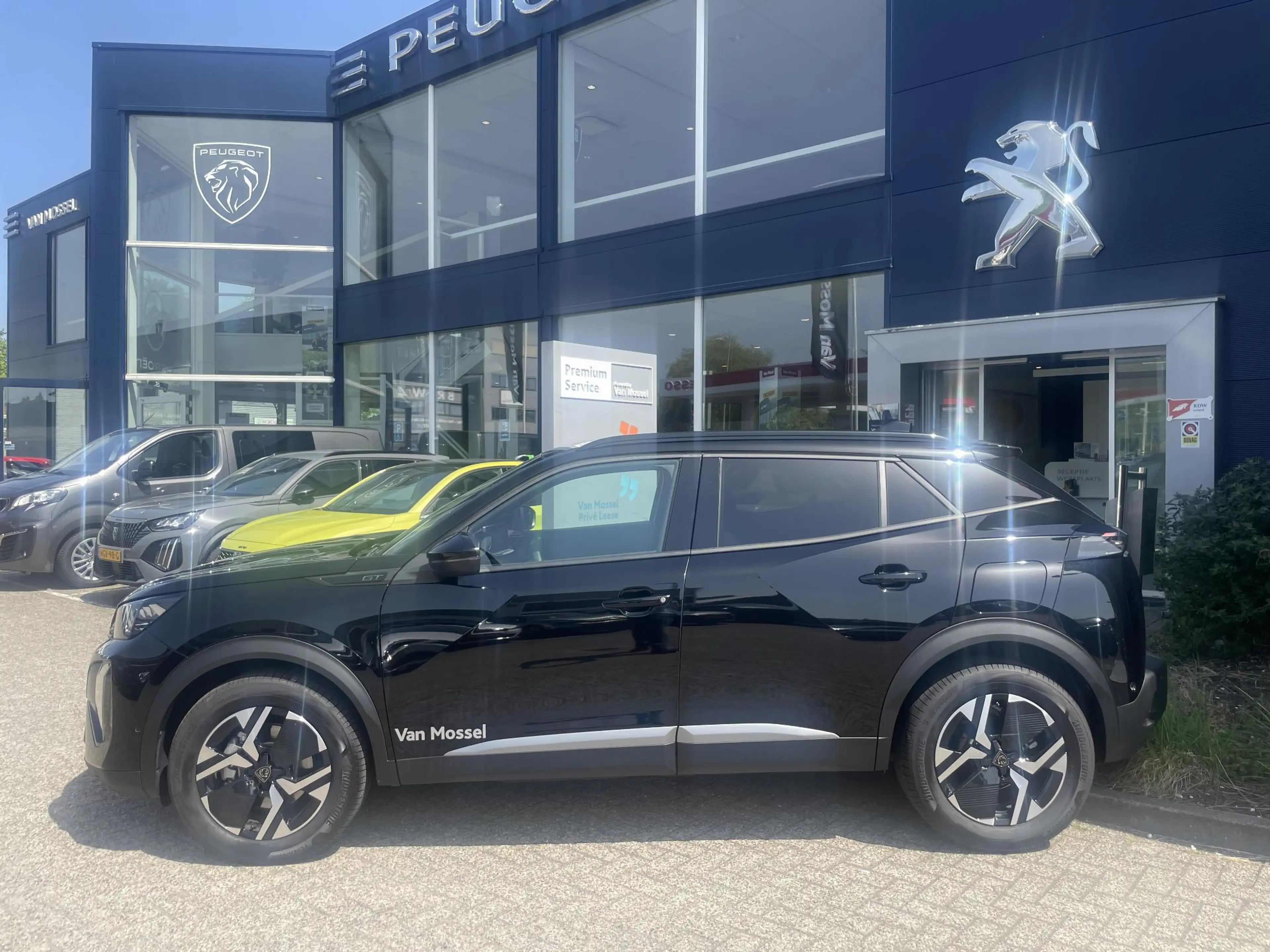 Peugeot 2008 1.2 Hybrid 145 GT — photo 4
