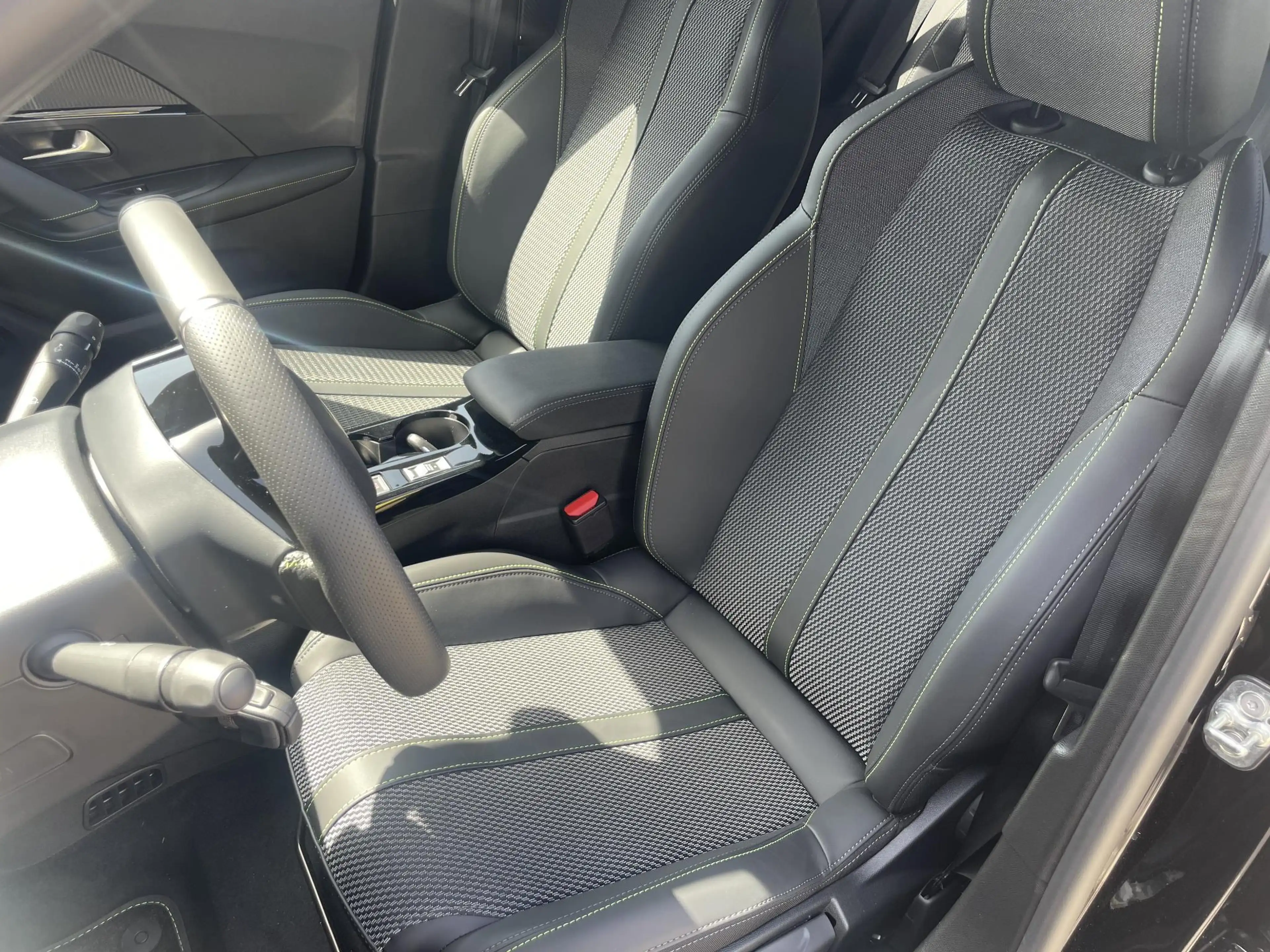 Peugeot 2008 1.2 Hybrid 145 GT — photo 11