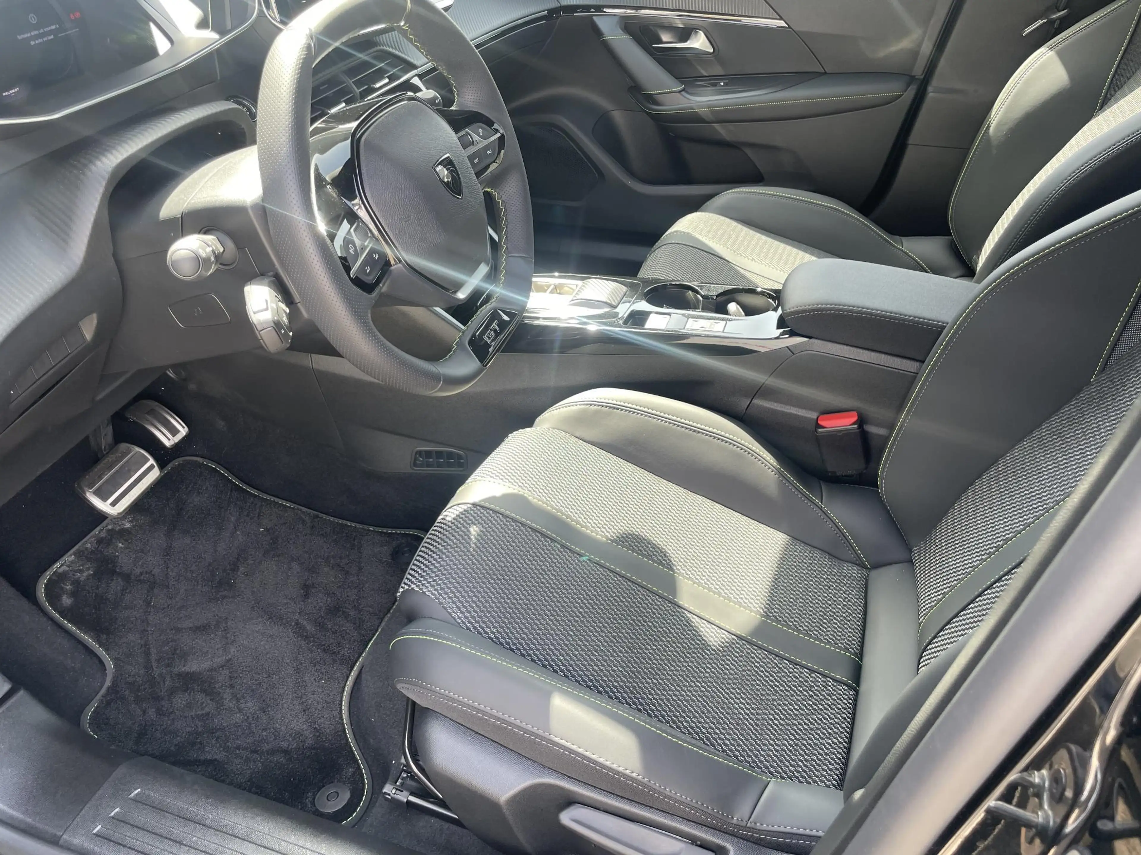 Peugeot 2008 1.2 Hybrid 145 GT — photo 12
