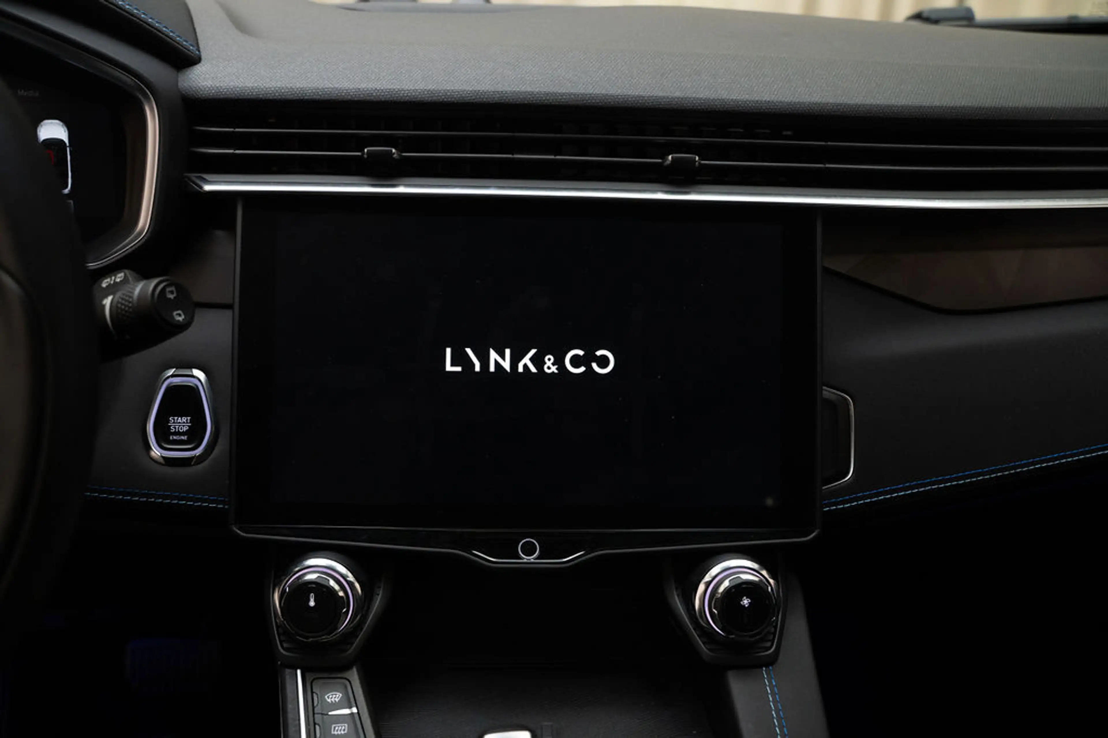 Lynk & Co 01 1.5 | Zwart | Zwarte hemel | Infinity Sound | Pano — photo 7