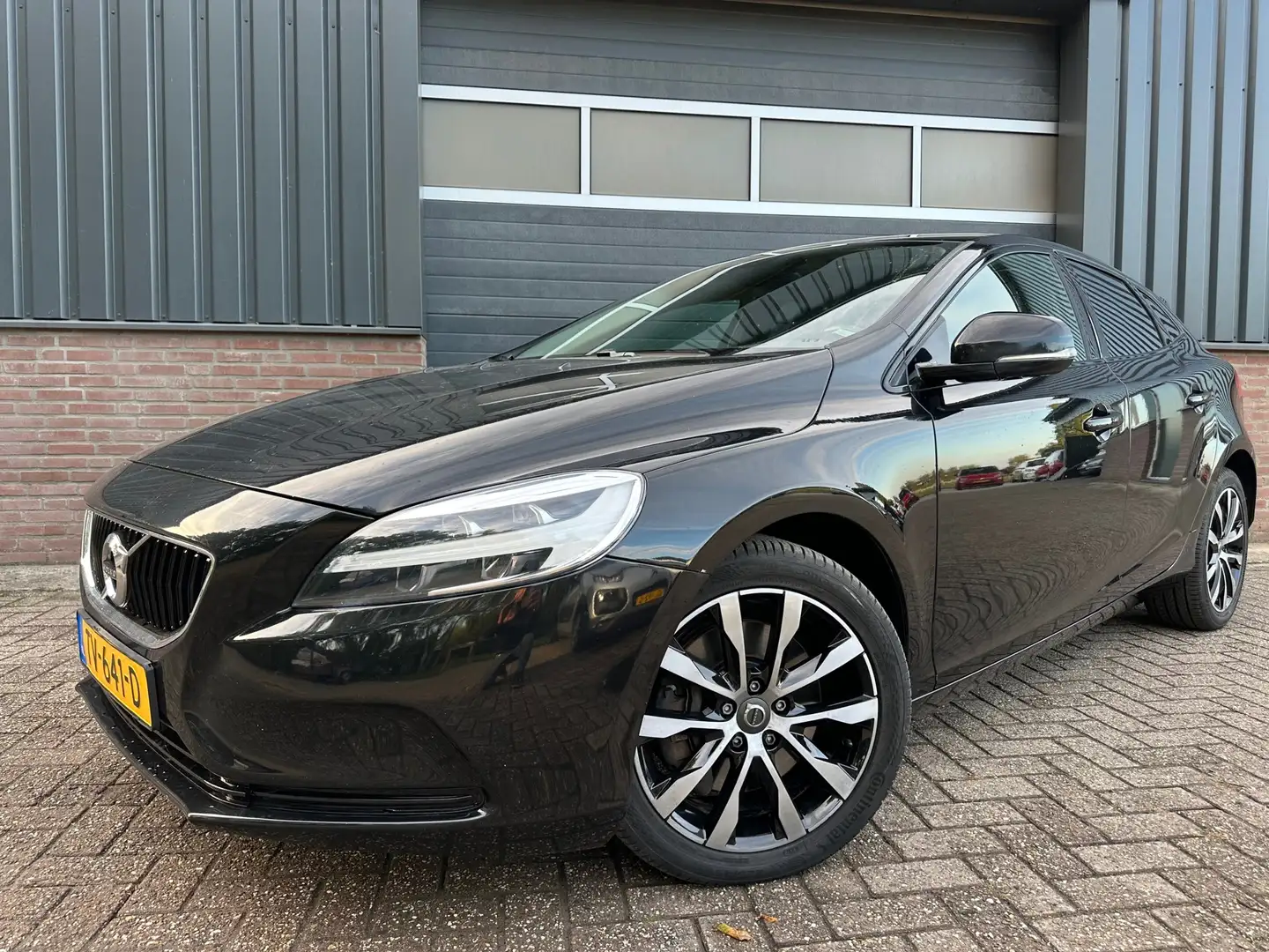 Volvo V40 1.5 T3 Dynamic Edition Full Dealer onderhouden Zwart - 1