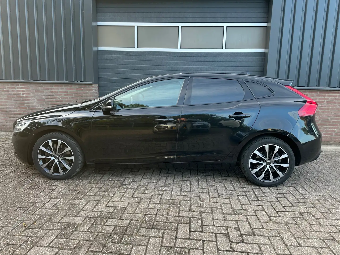 Volvo V40 1.5 T3 Dynamic Edition Full Dealer onderhouden Zwart - 2