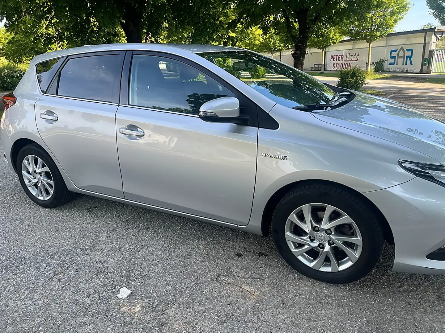 Toyota Auris 1,8 VVT-i Hybrid Edition 45 Silber - 1