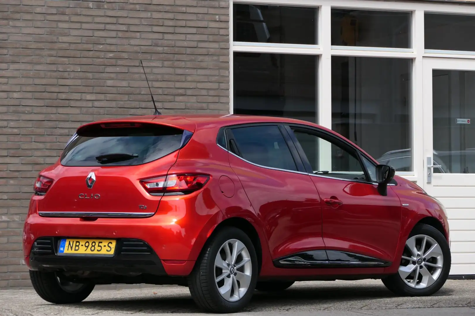 Renault Clio TCe 90 Limited R-Link | PDC | Armsteun | Climaat C Rood - 2