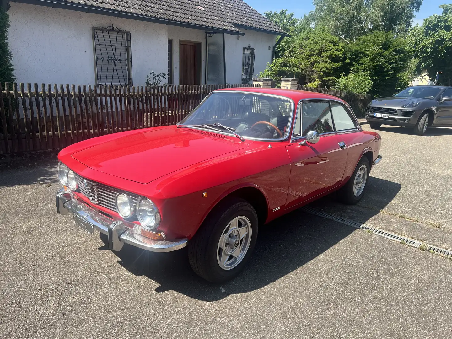 Alfa Romeo GT 2000 Bertone Rot - 1