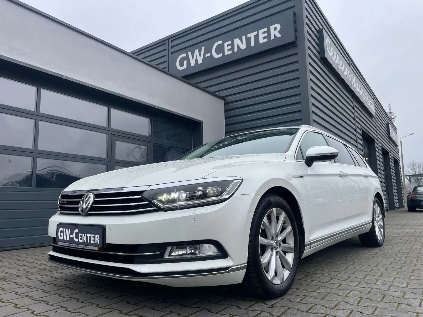 Volkswagen Passat Variant High. BMT 4M-LED-ACC-PAN-Leder Weiß - 1
