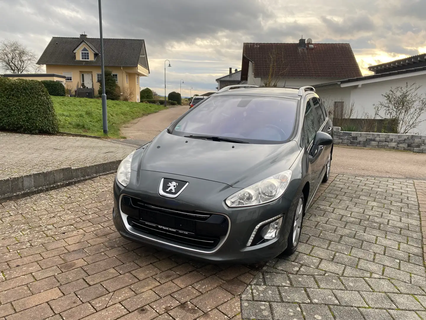 Peugeot 308 SW 120 VTi Family, Klima,Panoramadach,2 Hand,Euro5 Grau - 2