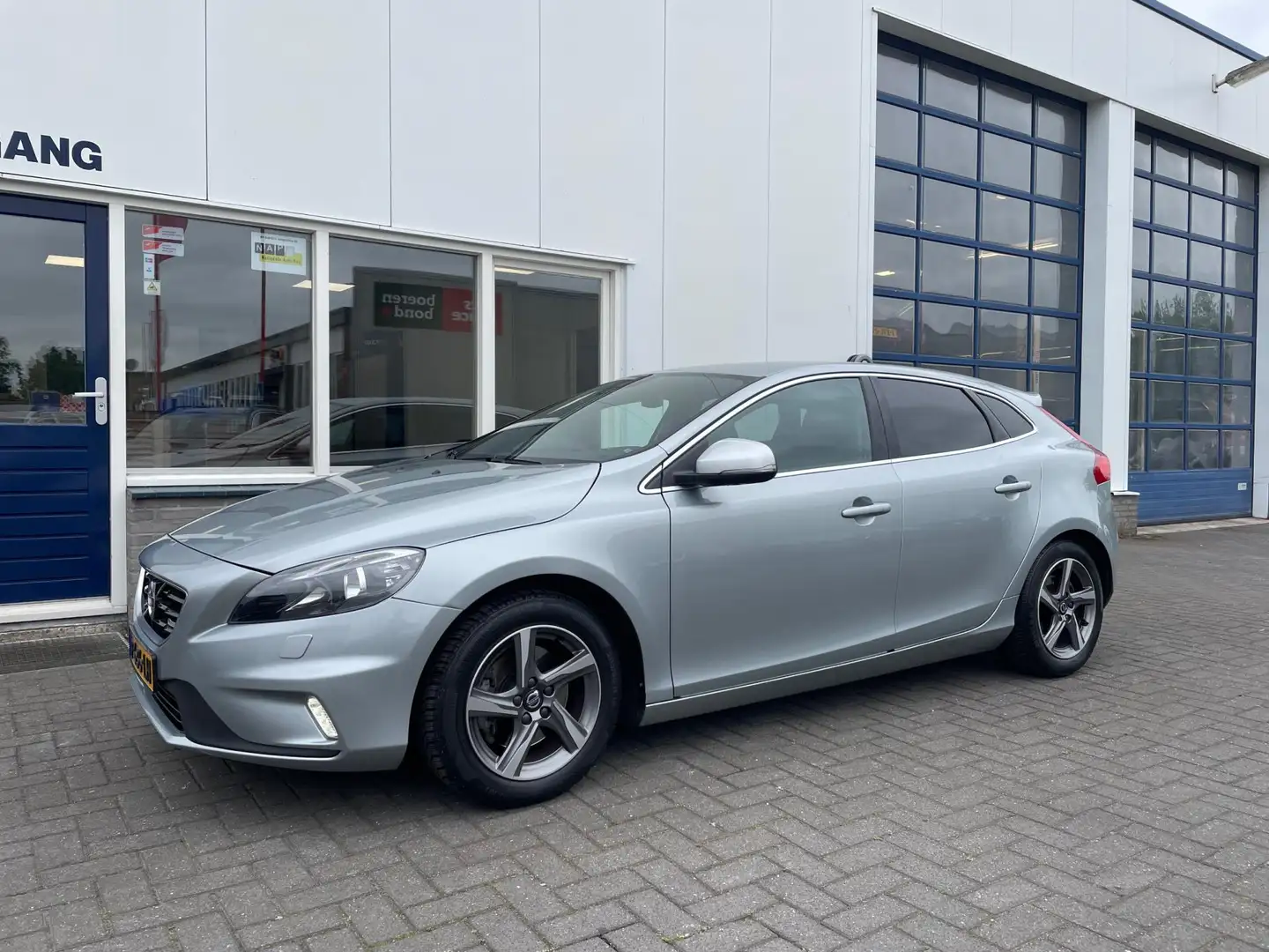 Volvo V40 2.0 T3 R-Design Grijs - 2