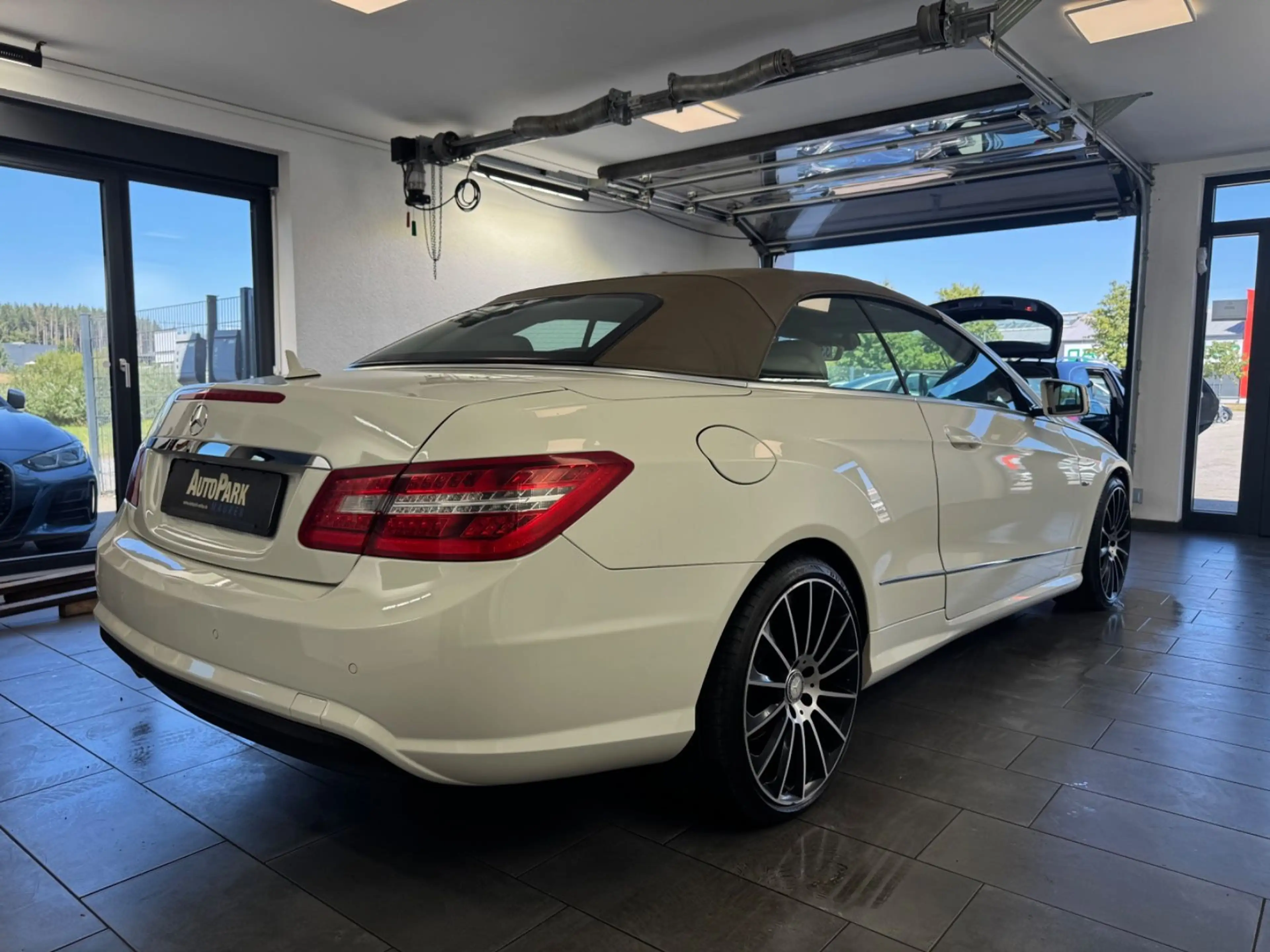 Mercedes-Benz E 250 Cabrio *AMG-Line* Leder*Navi* — photo 11