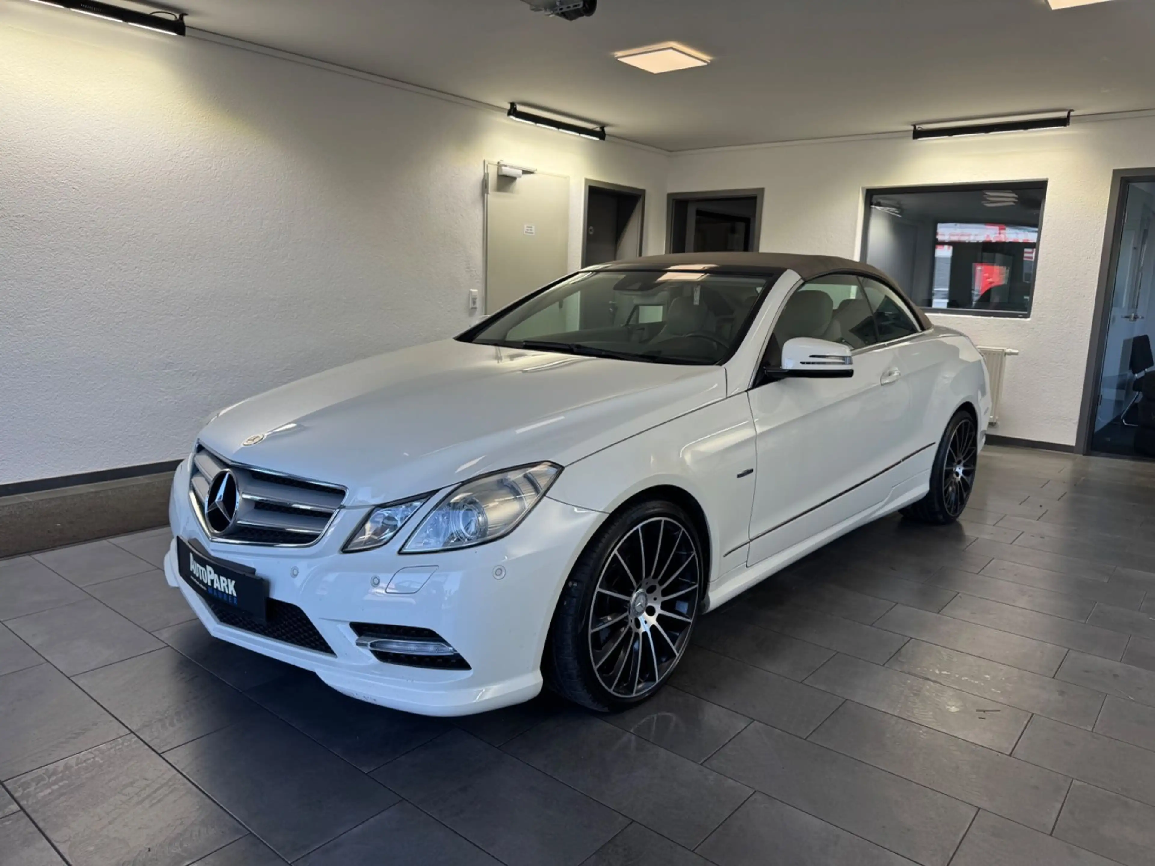 Mercedes-Benz E 250 Cabrio *AMG-Line* Leder*Navi* — photo 3