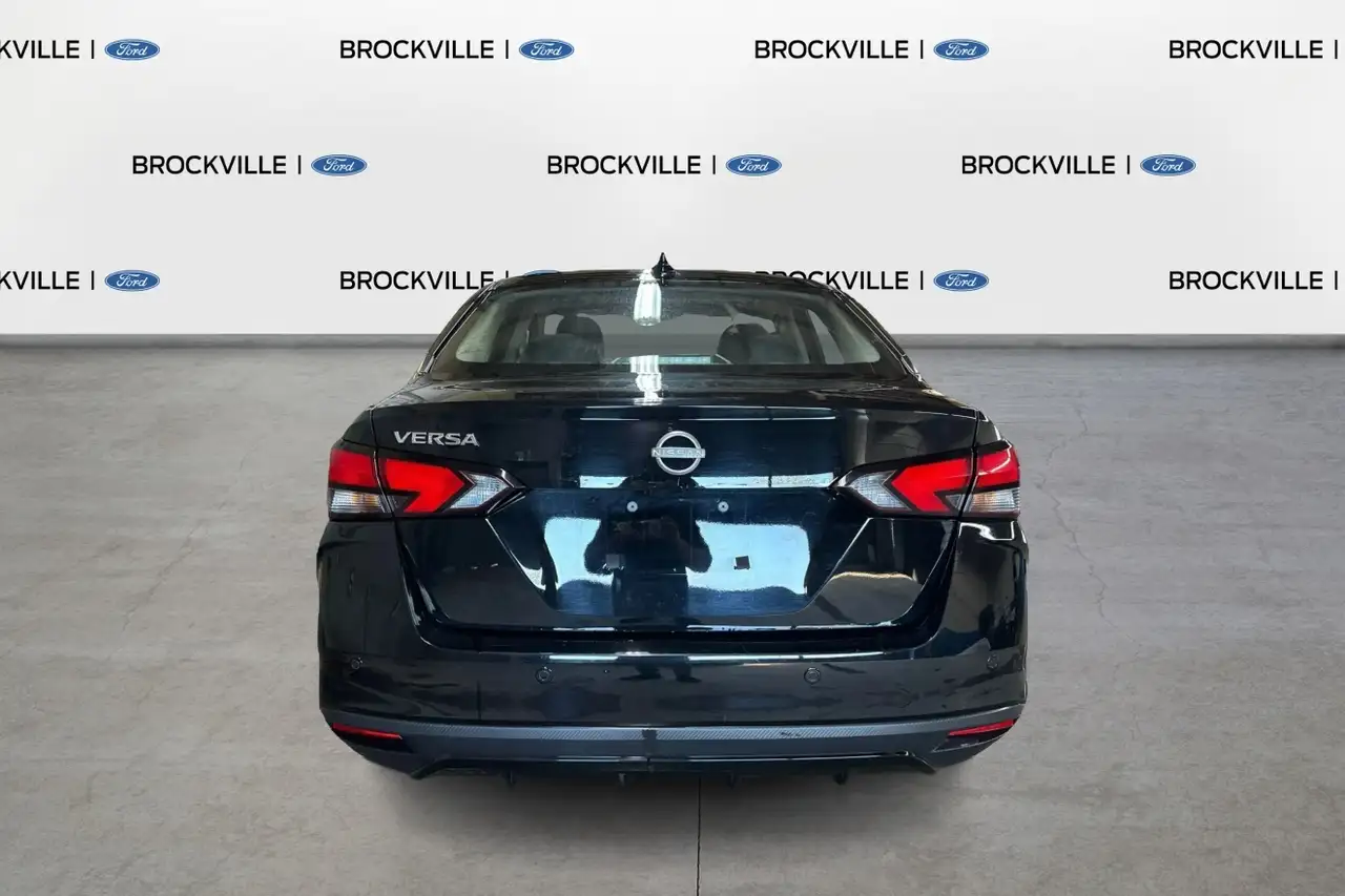 Nissan Versa снимка Nissan Versa