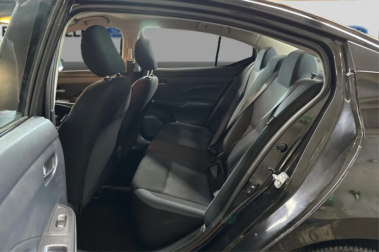 Nissan Versa снимка Nissan Versa