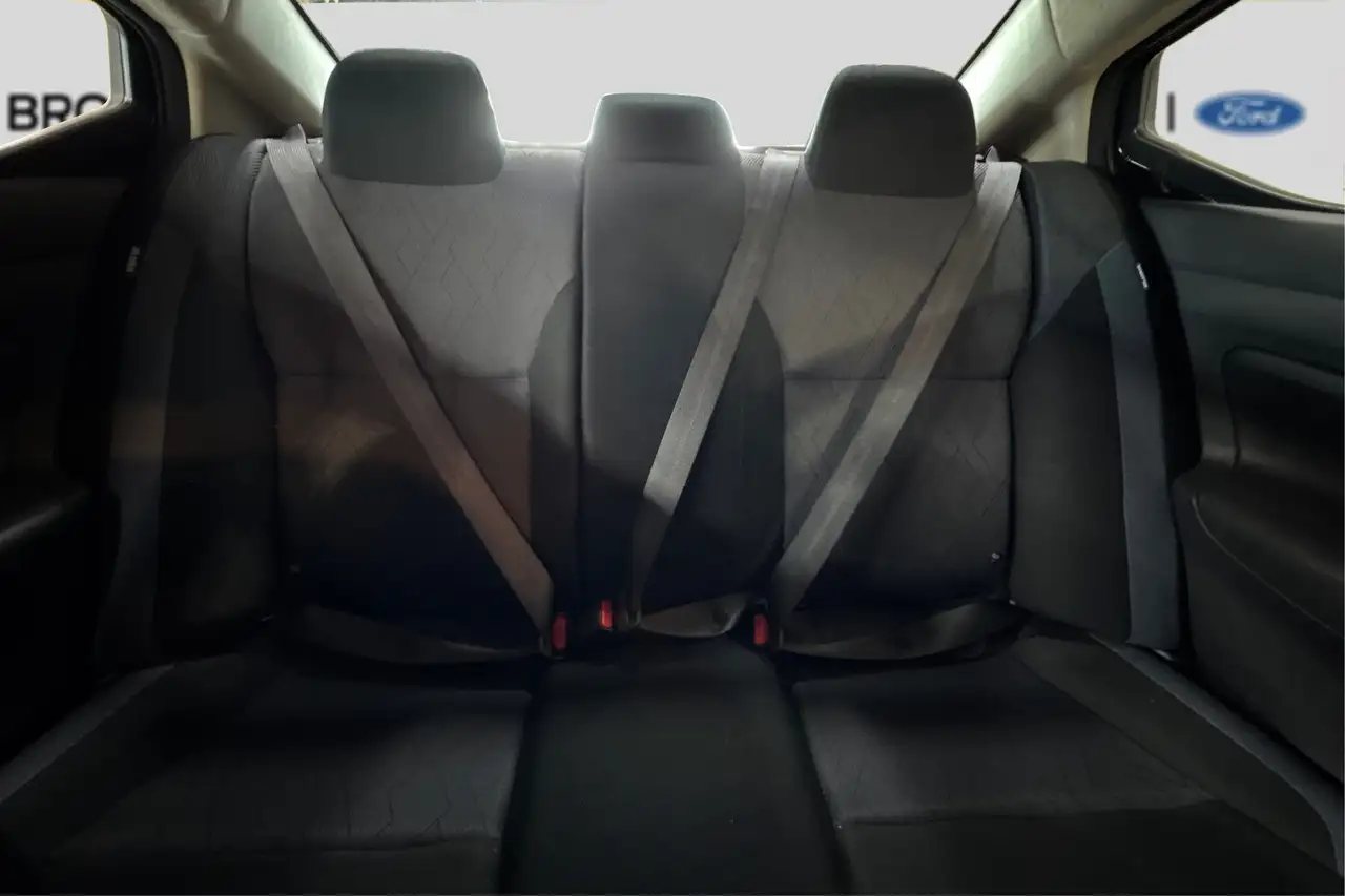 Nissan Versa снимка Nissan Versa