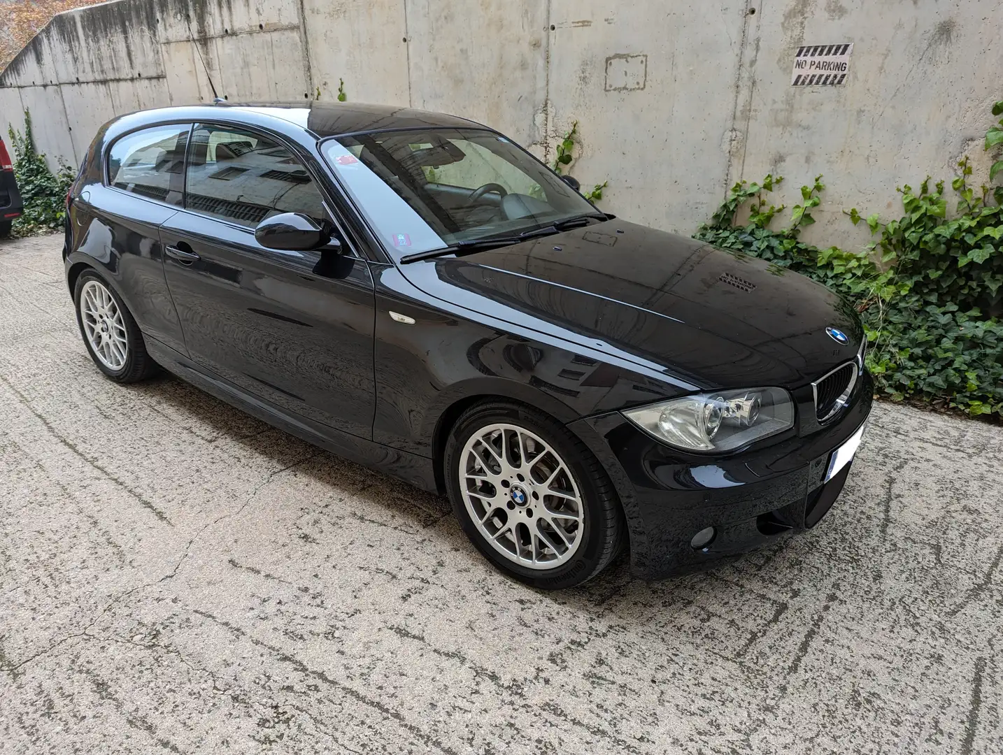 BMW 123 123d Schwarz - 1