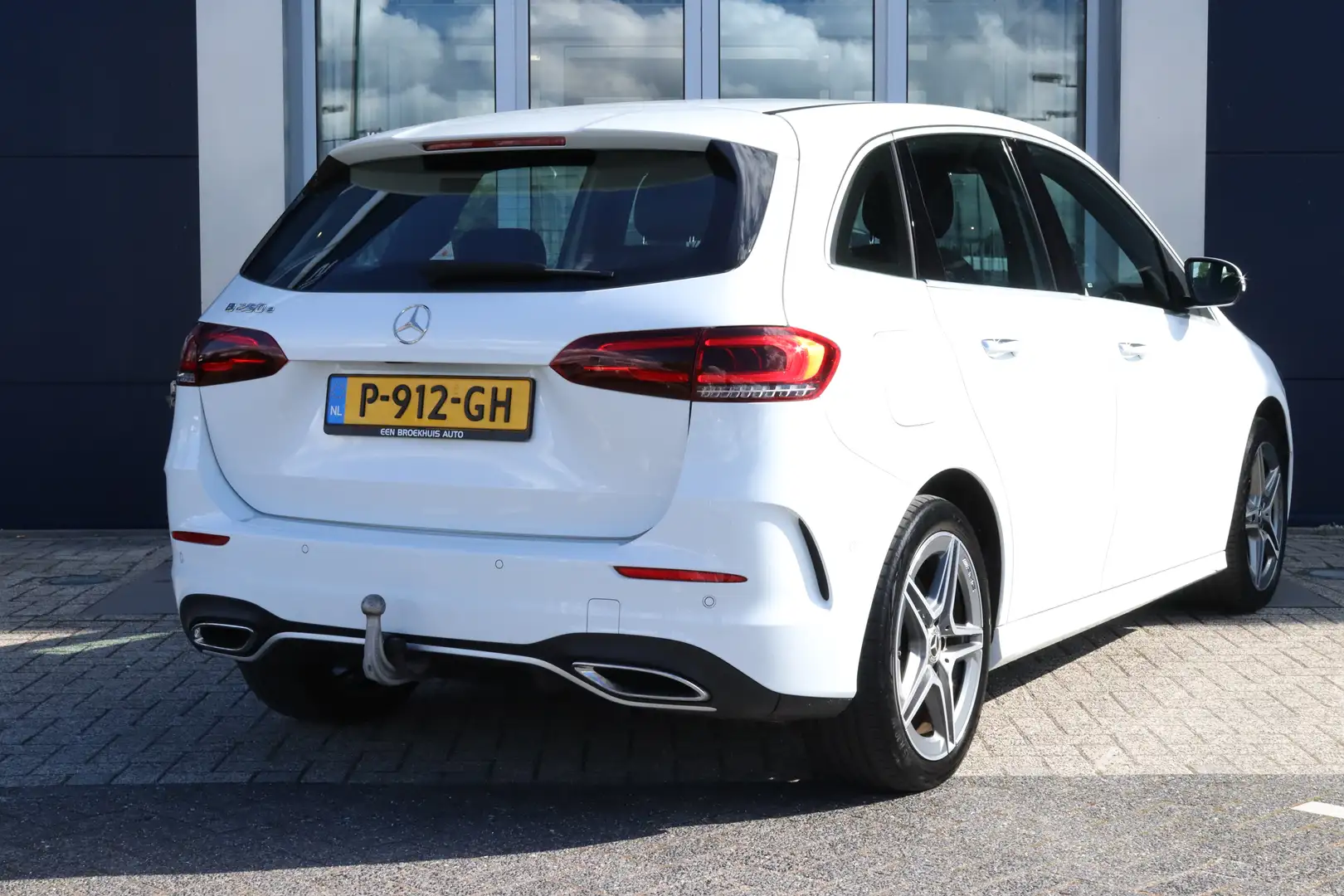 Mercedes-Benz B 250 e AMG Line | Cruise Control | Trekhaak | Stoelverw Wit - 2