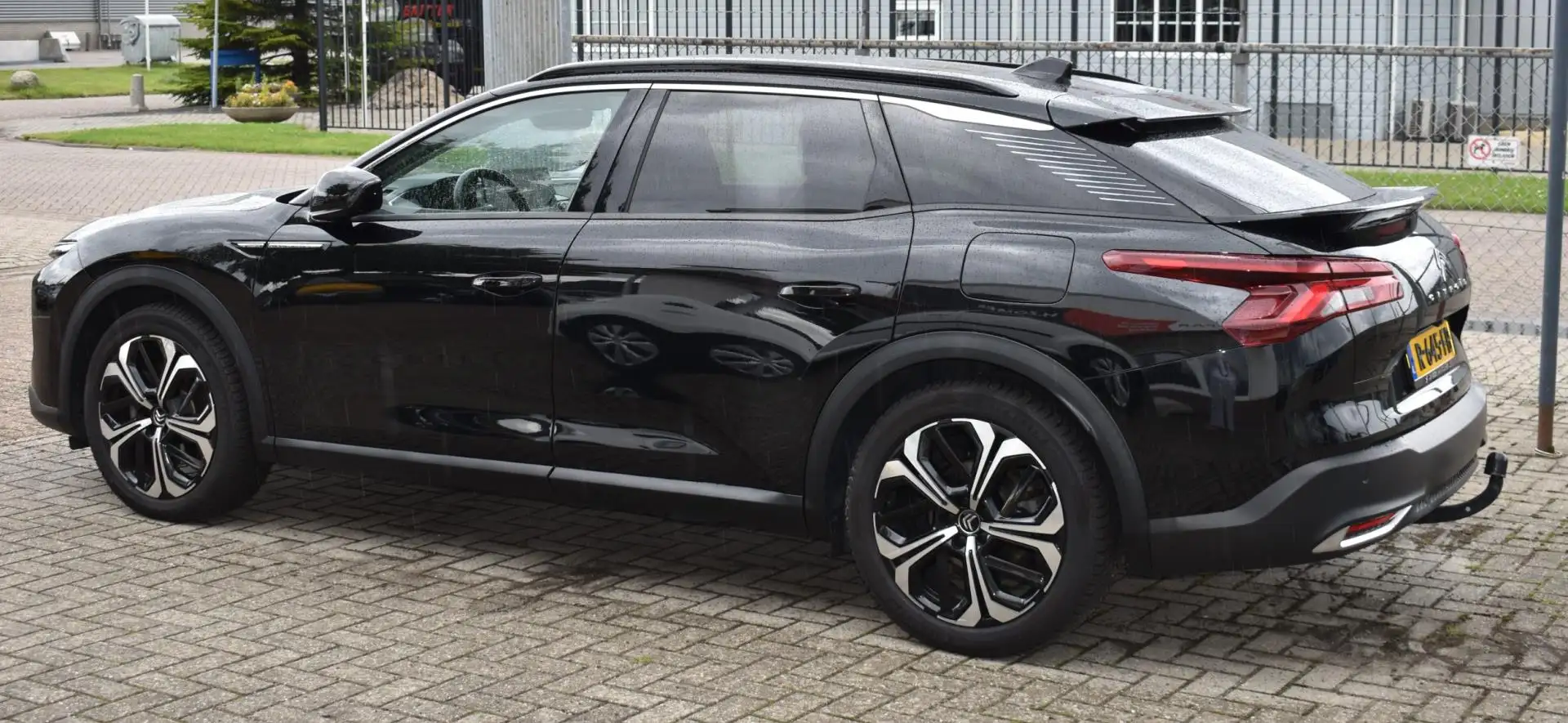 Citroen C5 X 1.6 Plug-in Hybrid 225 Shine Zwart - 2