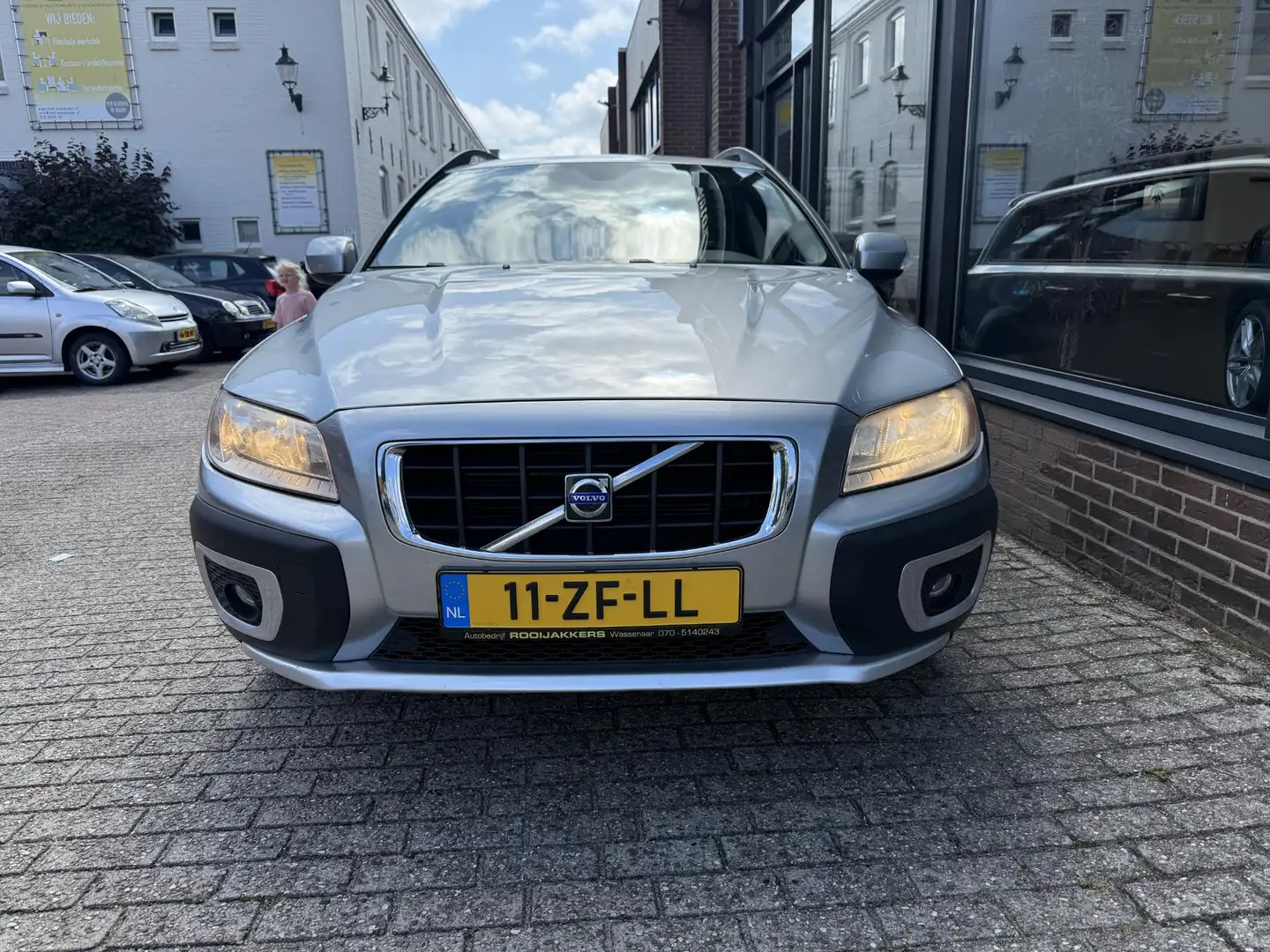 Volvo XC70 3.2 Momentum Automaat Gris - 2