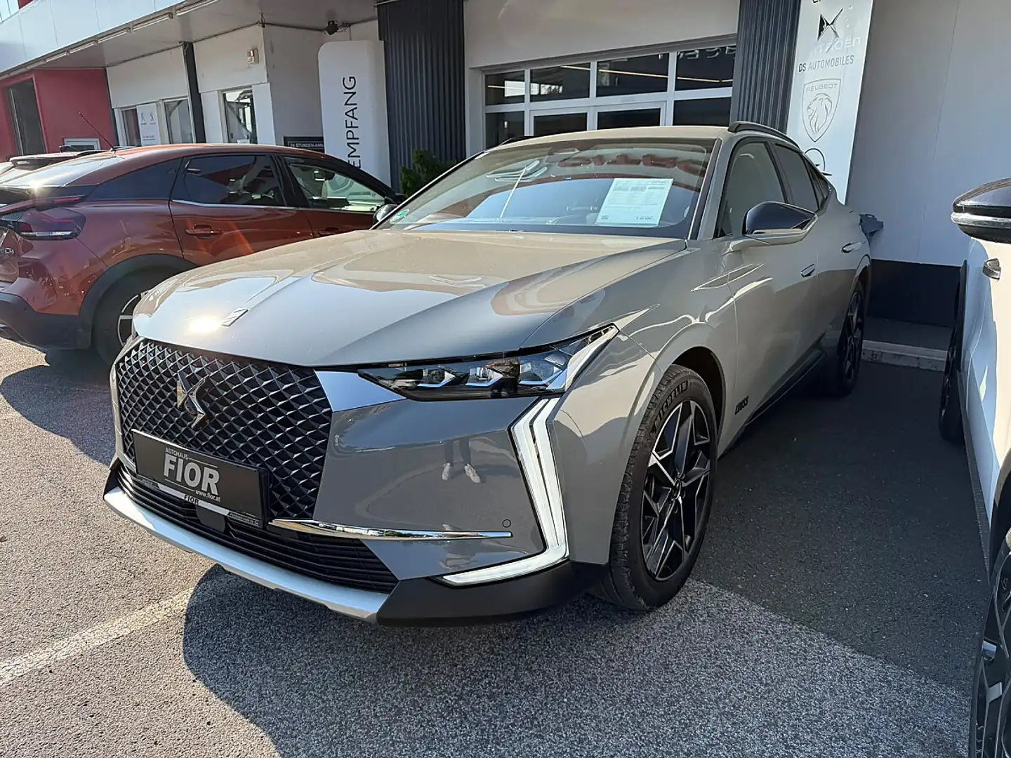 DS Automobiles DS 4 4 E-Tense Hybrid 225 (Plug-In) Cross Rivoli S&S... Grau - 1