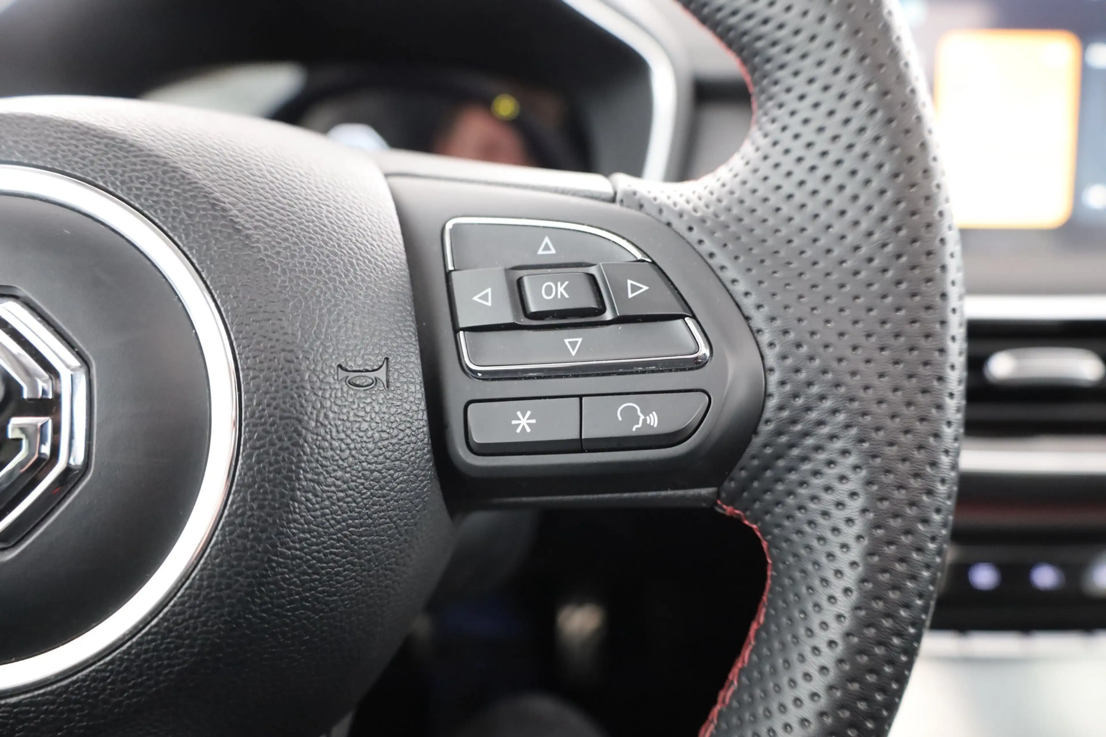 MG HS 1.5 Luxury LED Navi Panorama 360° ACC Leder — photo 17