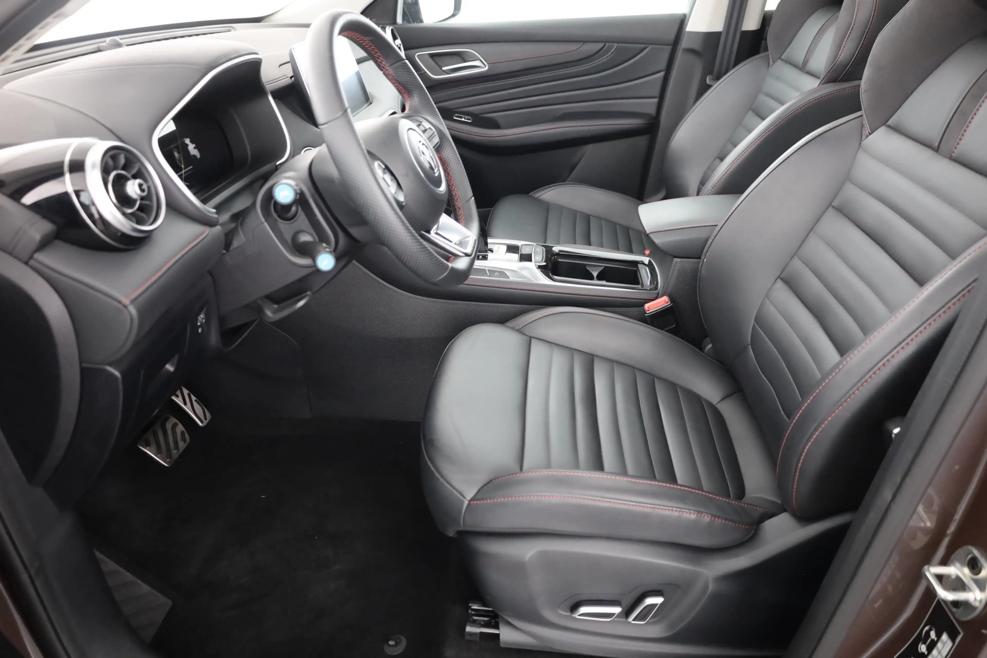 MG HS 1.5 Luxury LED Navi Panorama 360° ACC Leder — photo 23