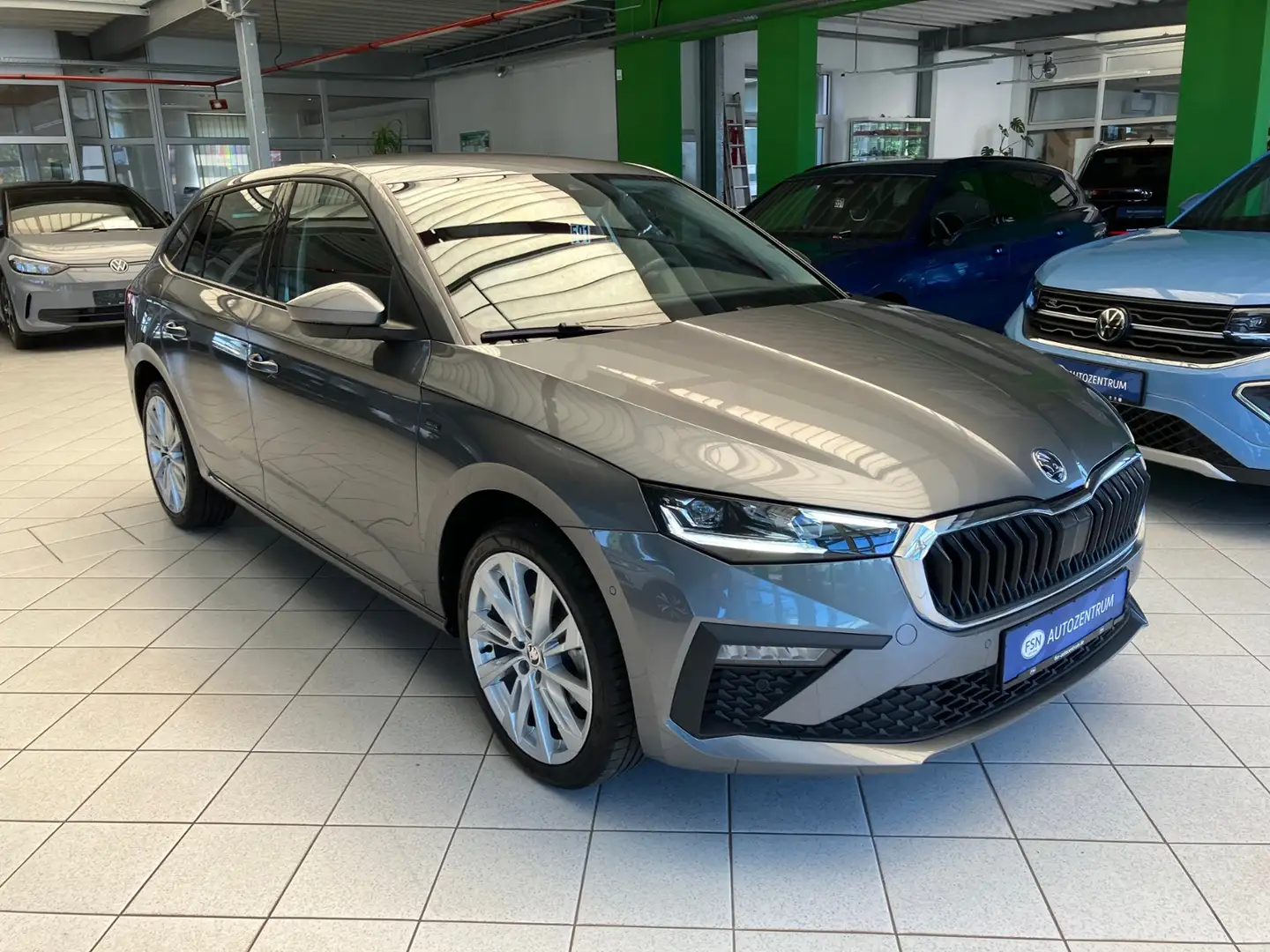 Skoda Scala 1.0 TSI Drive DSG AHK ACC LED Gris - 2