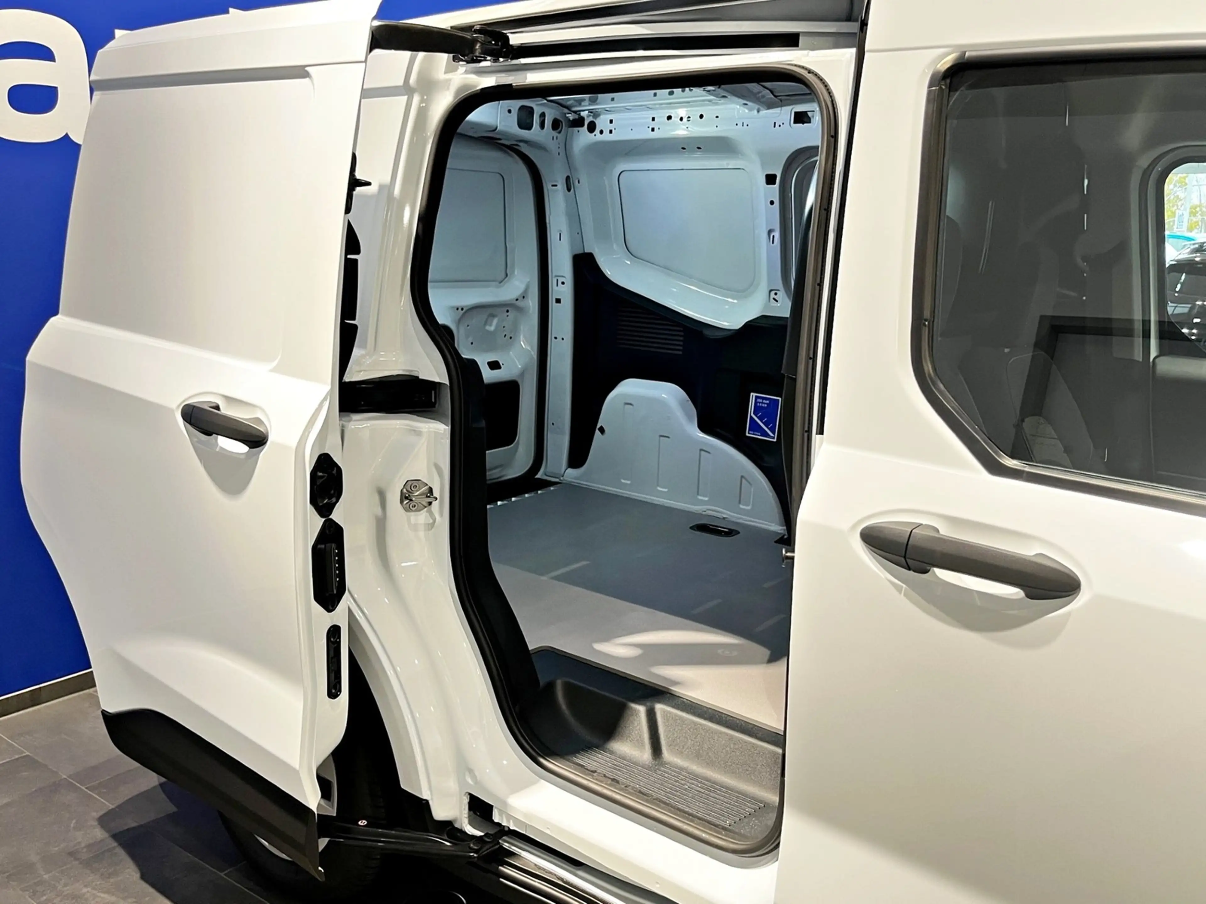 Ford Transit Courier Trend — photo 15