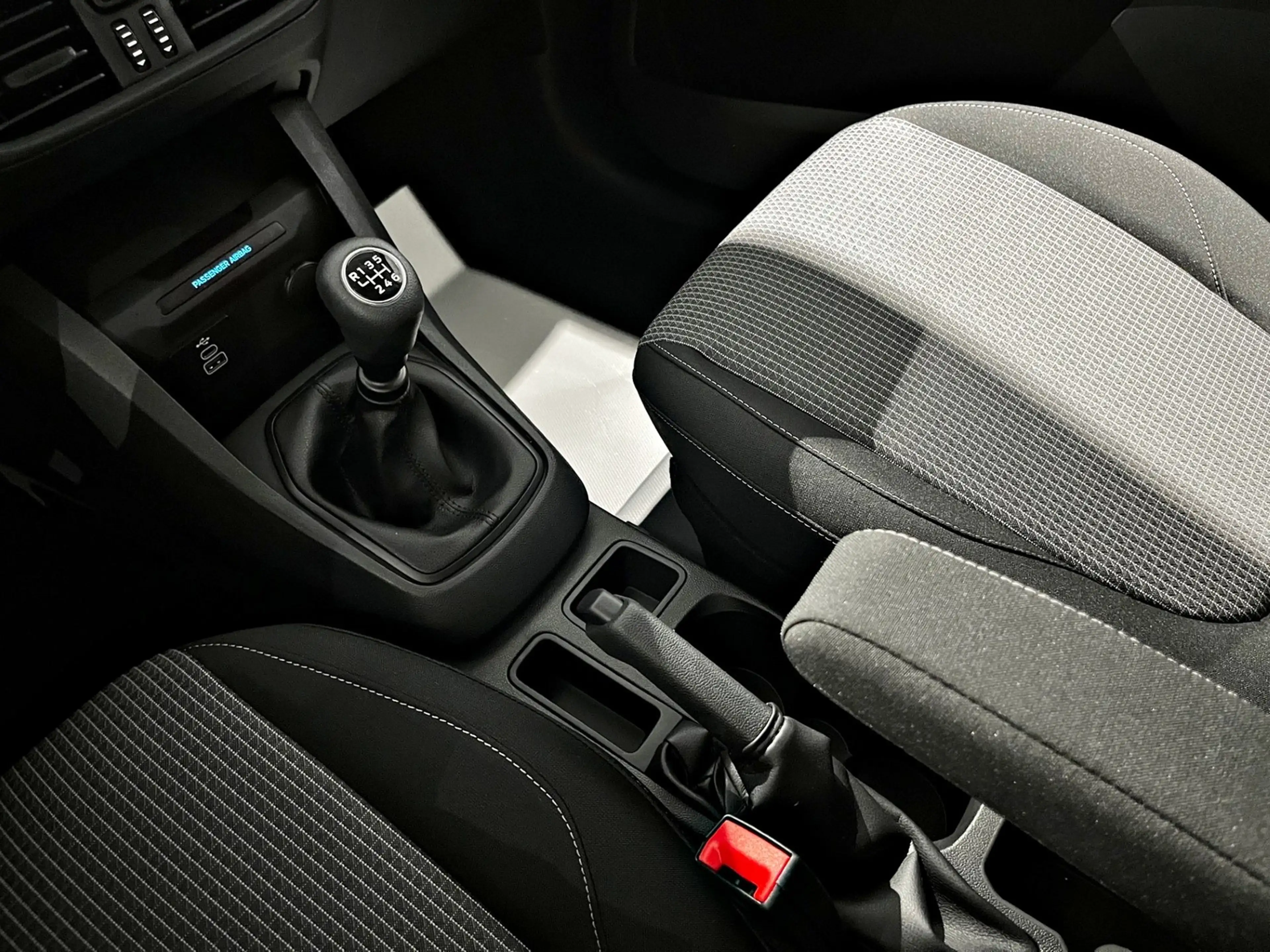 Ford Transit Courier Trend — photo 9