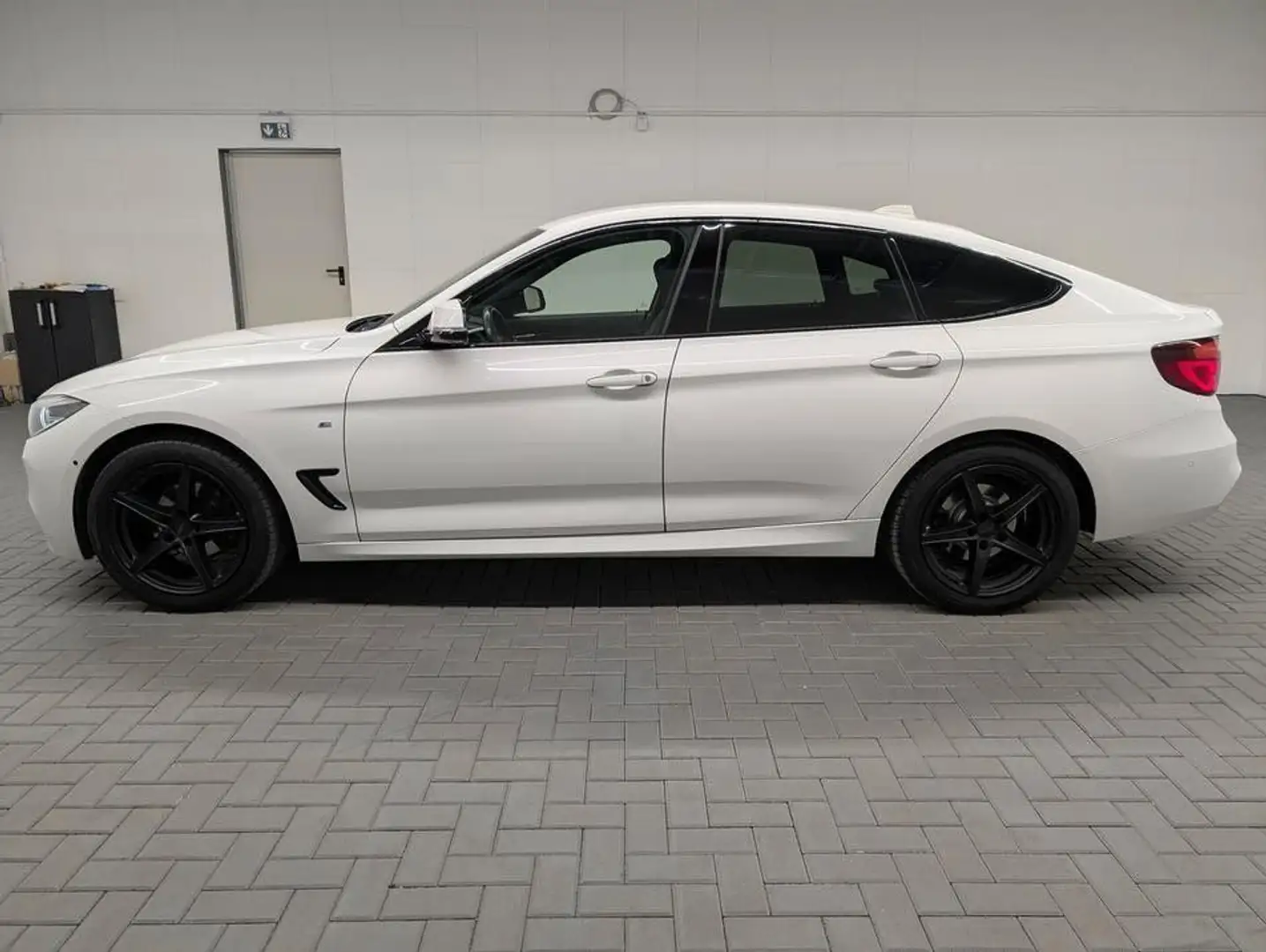 BMW 320 320i xDrive GT M-Sport LED/Navi/AHK/Kam/Leder Weiß - 2