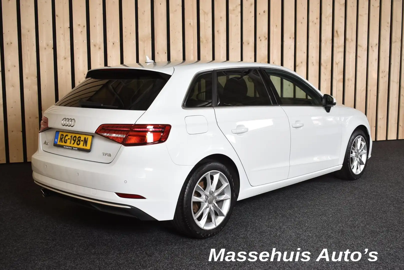 Audi A3 Sportback 1.0 TFSI Sport Lease Edition 130dkm Navi Bílá - 2