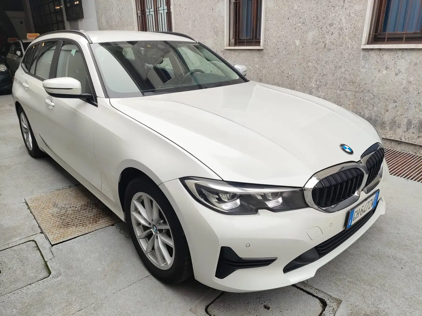 BMW 320 316d Touring hybrid mhev 48V Business 2022 autom Blanc - 1